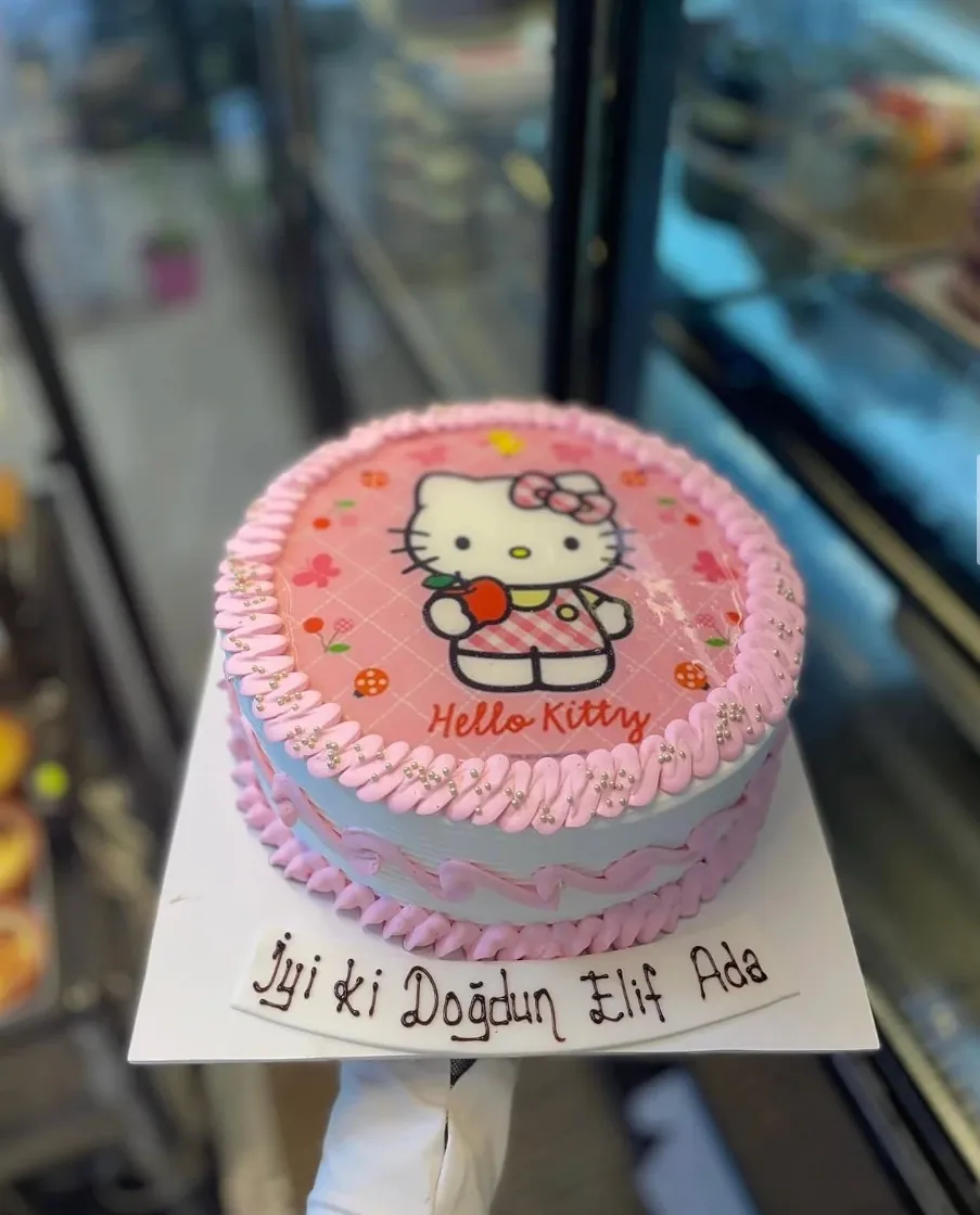 Hello Kitty temalı pembe doğum günü pastası
